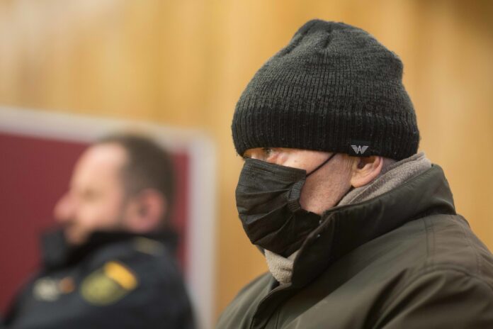 O acusado, José Carnero, coñecido como ?Ou Chucán?,sentado no banco durante o xuízo na Audiencia Provincial de Lugo, a 2 de febreiro de 2023, en Lugo, Galicia, (España). ?Ou Chucán?, veciño de Sober, Lugo, volve sentar no banco por a. Carlos Castro - Europa Press
