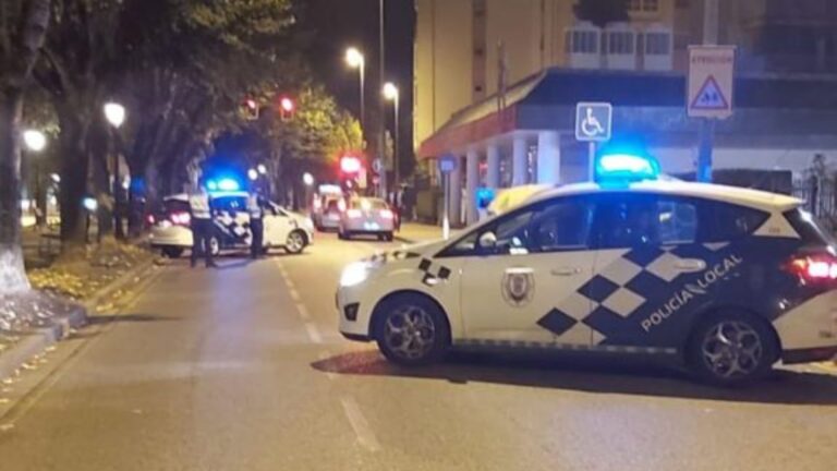 Un condutor choca contra unha casa en Lugo cando fuxía da Policía e dá positivo en drogas