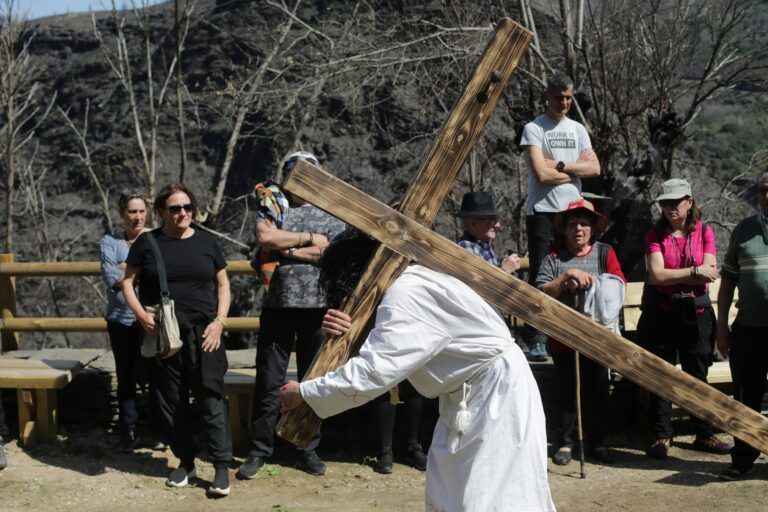 Vilar recupera o seu Via Crucis de Venres Santo despois do incendio que acabou coas cruces en 2022