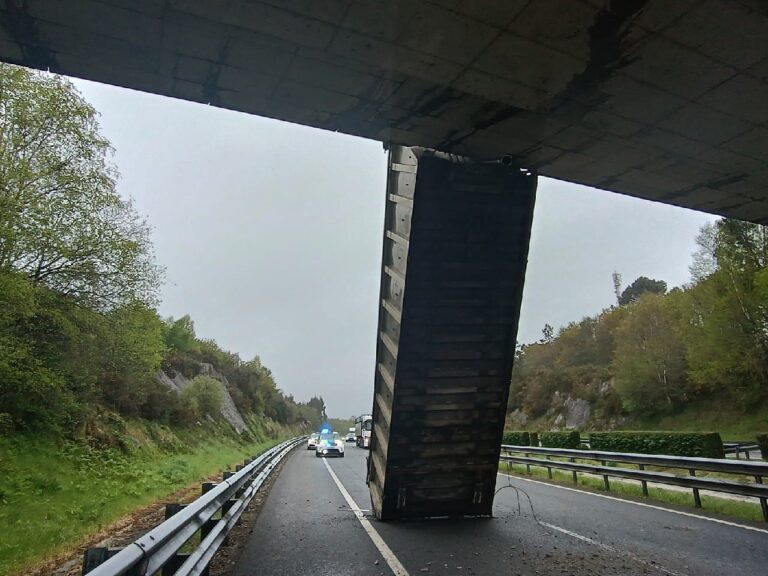 Un camión queda encaixado contra unha ponte na A-6, en Lugo