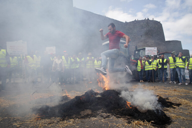 Unha tractorada colapsa o centro de Lugo para reclamar “prezos xustos” pola carne