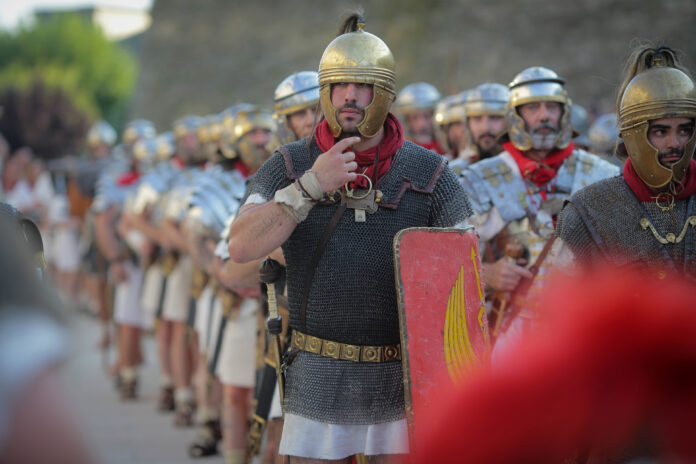 Centos de persoas participan no desfile de tropas romanas e tribos Castrexas durante a terceira xornada do Arde Lucus, a 24 de xuño de 2023, en Lugo, Galicia (España). O Arde Lucus é unha festa celebrada en Lugo desde 2001 que revive o pasado ro. Carlos Castro - Europa Press