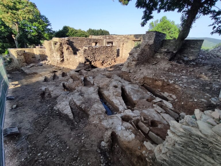 Descuberta unha necrópole medieval en Castroverde con máis de vinte tumbas