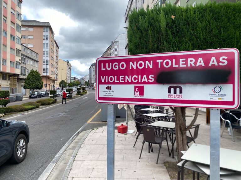 Vandalizan un cartel contra a violencia machista na cidade