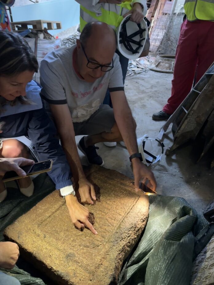 Achan dúas lápidas de orixe romana durante as obras de peonalización dunha rúa en Lugo. CONCELLO DE LUGO