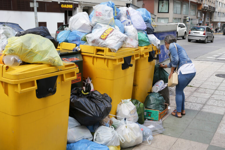 Identifican a un home en Lugo mentres collía bolsas de lixo de colectores para lanzalas á vía pública