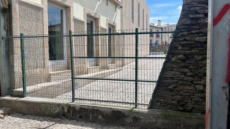 Lugo Monumental denuncia que unha rúa do centro histórico leva pechada un cuarto de século