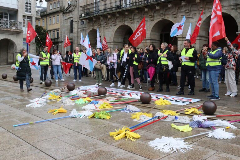 Fregonas ‘caídas’ na folga de limpeza en Lugo para reclamar un convenio “digno”