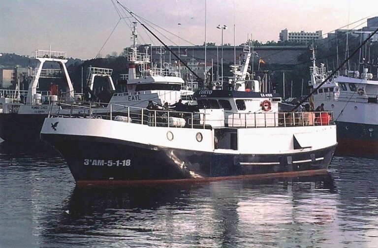 Morre un pescador de 66 anos dun barco galego ao caer á auga no porto vasco de Ondarroa