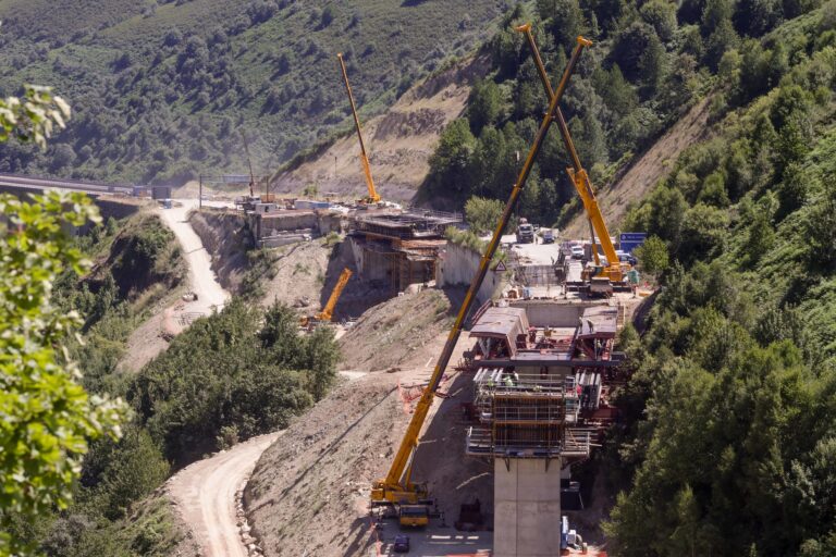 Os traballos no viaduto do Castro, derrubado na A-6, rematarán a finais de ano