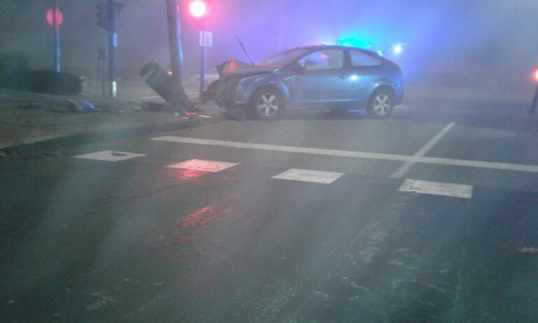 Un turismo choca contra un farol en Lugo por mor da néboa