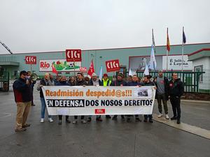 Traballadores de Transleche, do grupo Lence, mobilízanse para esixir a readmisión de dous compañeiros