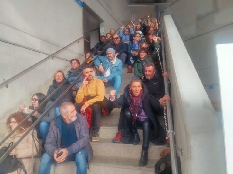 Traballadoras da limpeza de Lugo encérranse e encadean no edificio da Xunta tras 61 días de folga