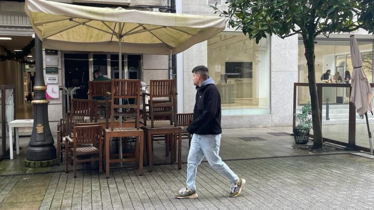 Un incendio deixa calcinado o interior dunha cafetaría en Lugo