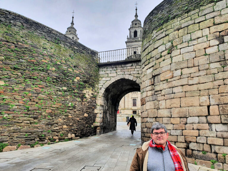 O guía e historiador Xaime Fernández, na Porta de Santiago (Foto: Guido Álvarez Parga)