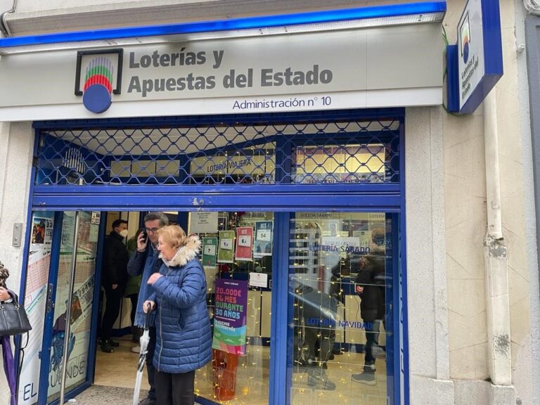 Atracan encapuchados e a punta de pistola a administración de lotarías número 10 da rúa Lamas de Prado, da que levaron 400.000 euros
