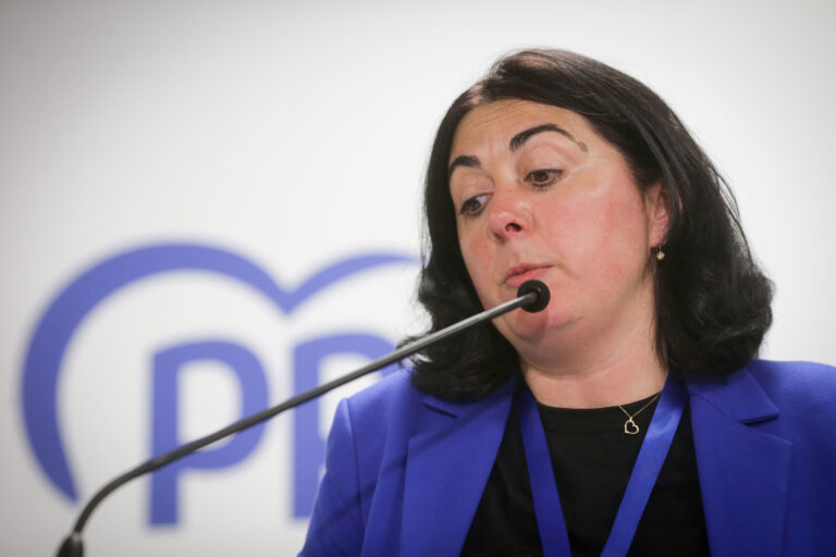Elena Candia acompaña á Garda Real en Lugo no seu segundo día como alcaldesa