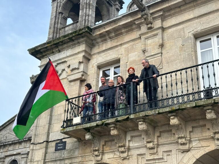 O alcalde en funcións de Lugo colga de forma simbólica a bandeira de Palestina no Concello
