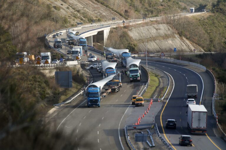Retoman a marcha os seis camións con pas eólicas que estaban bloqueados en Pedrafita