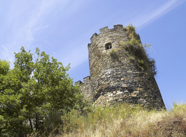 A Deputación de Lugo e o Concello de Cervantes compran o castelo de Doiras