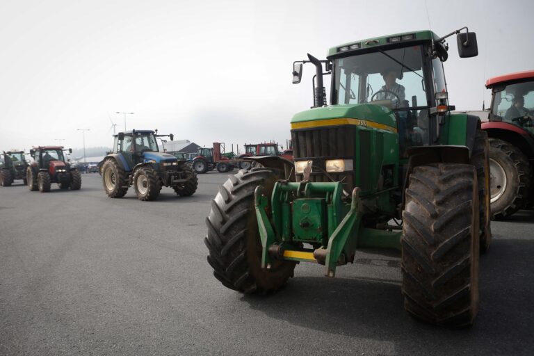 Cortes en Pedrafita pola tractorada galega que pide cambios substanciais nas políticas agrarias da UE
