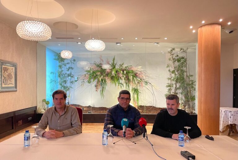 Protestas de Agromuralla diante de Lactalis reclamando prezos xustos para o leite