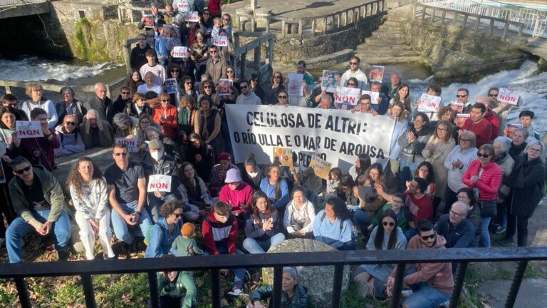 Un centenar de persoas concéntrase en Monterroso para rexeitar “o desastre ambiental” de Altri para o río Ulla