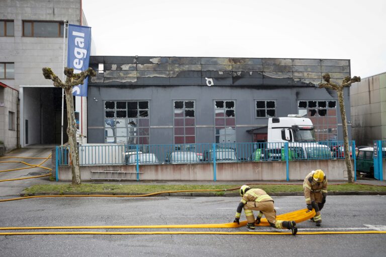Bombeiros dá por extinguido o incendio no polígono de O Ceao e a Policía Científica inicia a súa investigación
