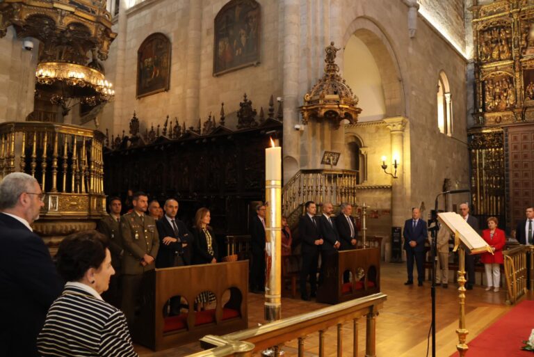 O Concello de Lugo recibe a insignia de honra da Confraría do Bo Xesús no seu 75 aniversario