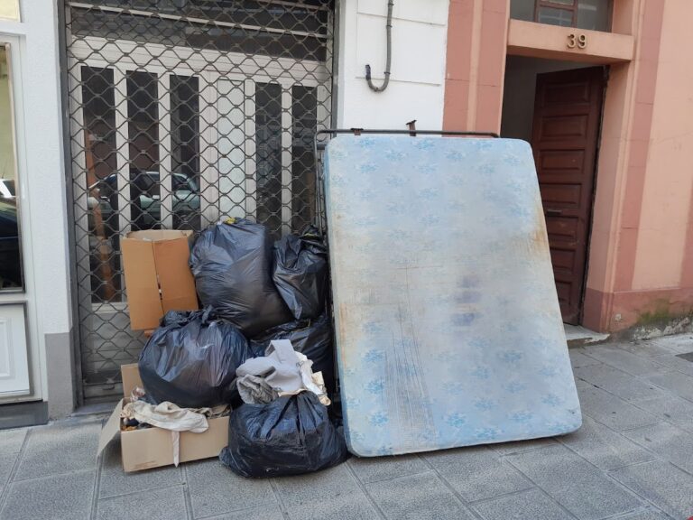600 euros por deixar un colchón, bolsas de lixo e cousas vellas na rúa sen avisar aos servizos de limpeza