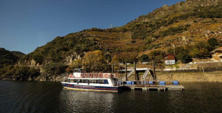 A Deputación calcula que case 2.500 persoas viaxaron nos catamaráns da Ribeira Sacra