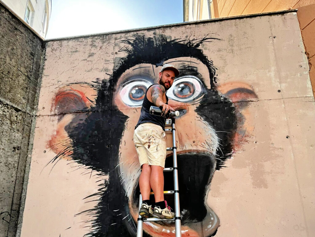 Borja Porto, pintando un dos seus últimos murais no barrio da Piringalla (Foto: Lugo Xornal)