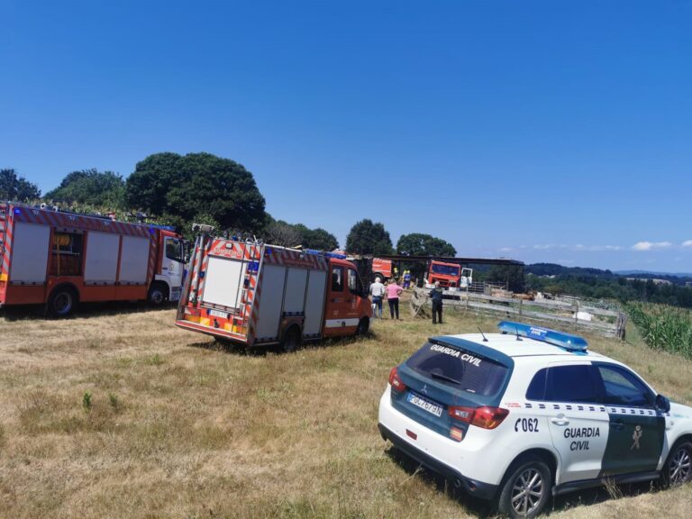 Extinguido un incendio nun alpendre en Antas de Ulla