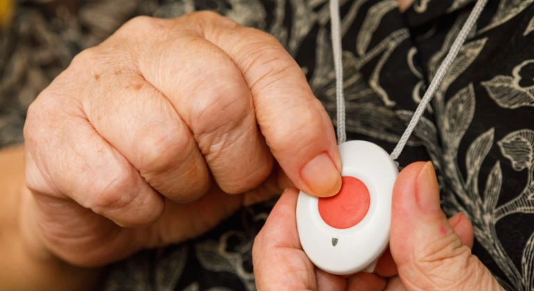 Tres testemuños sobre un servizo vital para os maiores: a teleasistencia