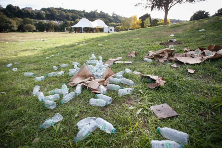 EU denuncia o “estado de sucidade” que deixou o Caudal Fest no  parque do río Miño