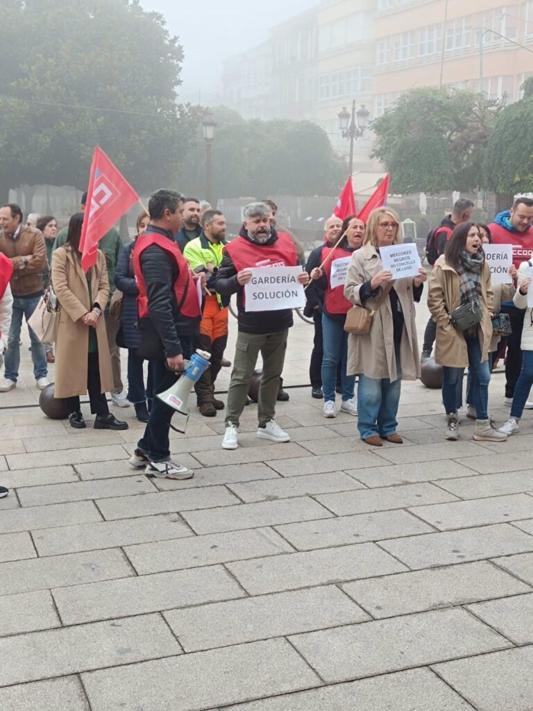 Concentración de familias diante da escola infantil Gregorio Sanz pedindo unha solución ao conflito laboral