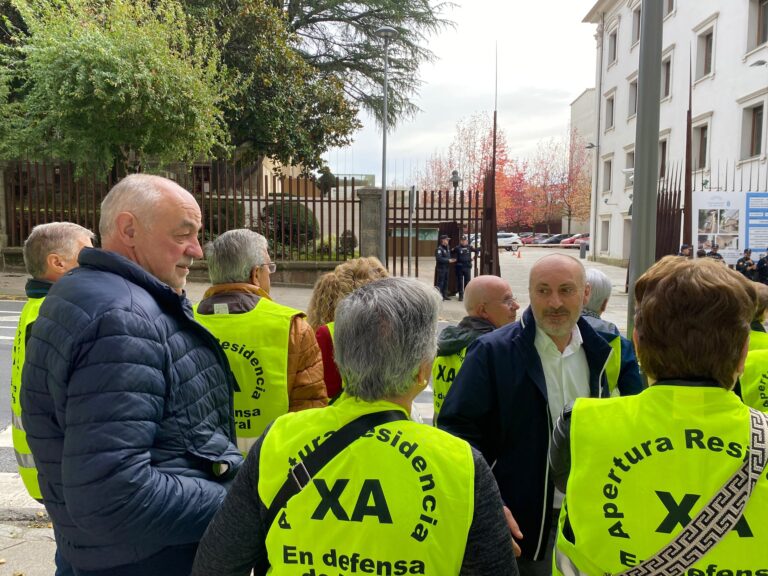 O PP de Becerreá e veciños esixen á Deputación a apertura do centro comarcal de maiores