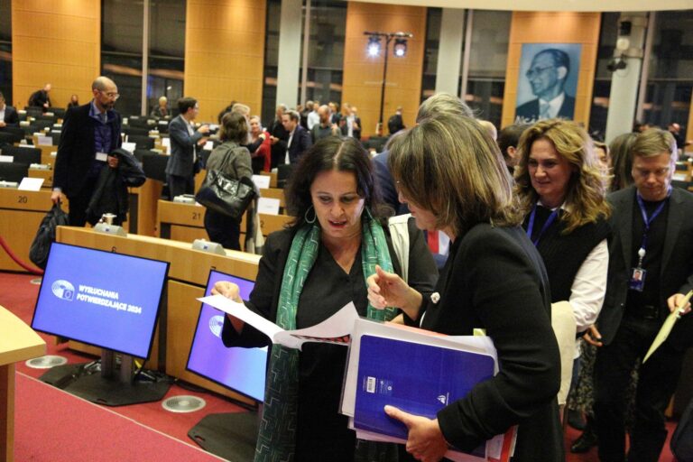 Ana Miranda entrega un informe sobre Altri a Teresa Ribera para que coñeza “os argumentos en contra” da planta