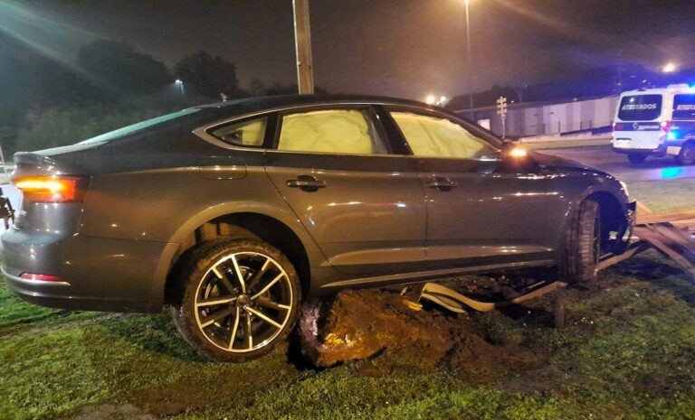 Buscan a un condutor fuxido en Lugo tras saírse da estrada e acabar encaixado contra un sinal