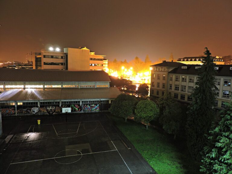 Foto nocturna do patio dos institutos IES Ollos Grandes e Lucus Augusti, un claro berce da arte urbana lucense (Foto: Guido Álvarez Parga)