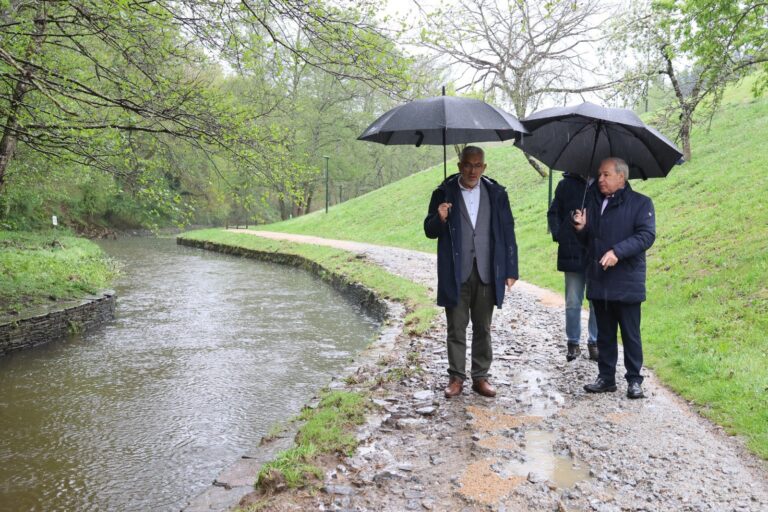 José Tomé pide precaución xunto ao río Rato tras supervisar os danos da borrasca Olivier