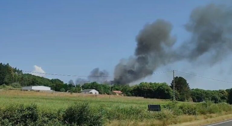 Incendio nunha empresa de colchóns de Palas de Rei mobiliza un amplo operativo de emerxencias