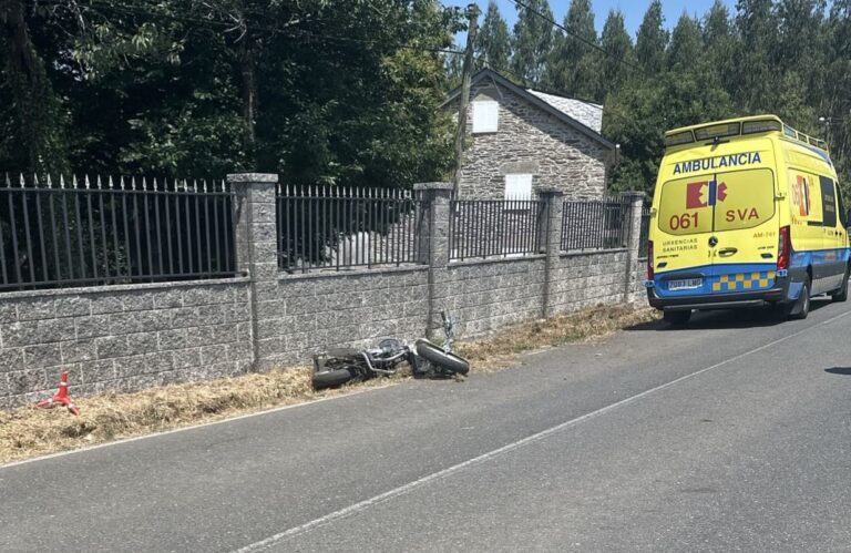 Morre un motorista tras chocar contra o peche dunha leira en Castro de Rei