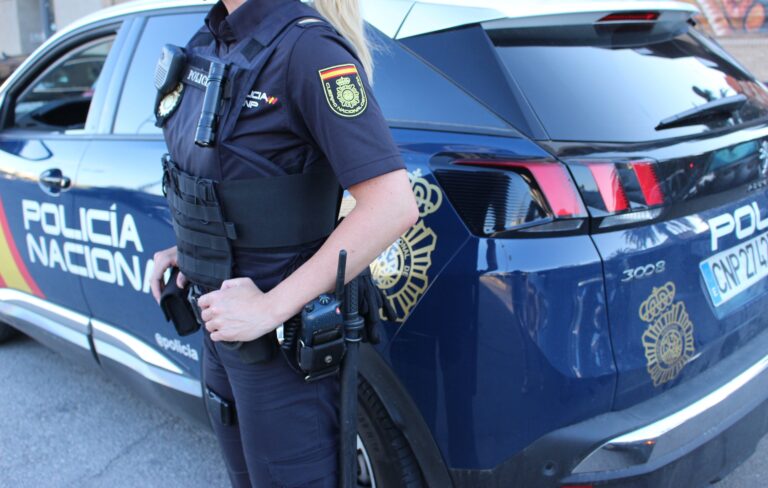 Un policía nacional fóra de servizo evita a propagación dun incendio nun edificio de Lugo