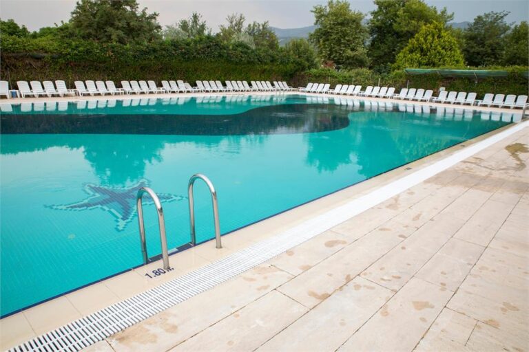 Pechada a piscina pública de Monterroso pola aparición de feces