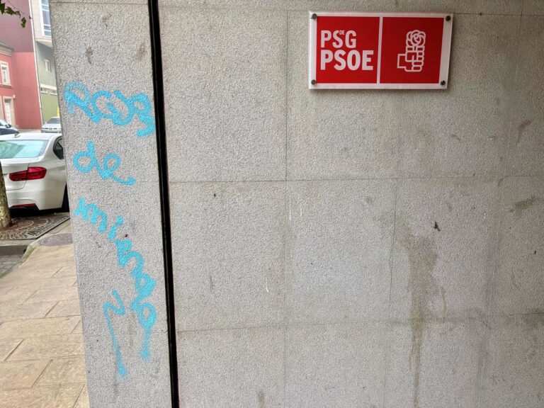 Os socialistas de Lugo denuncian como “atentado” a pintada que apareceu este martes na súa sede