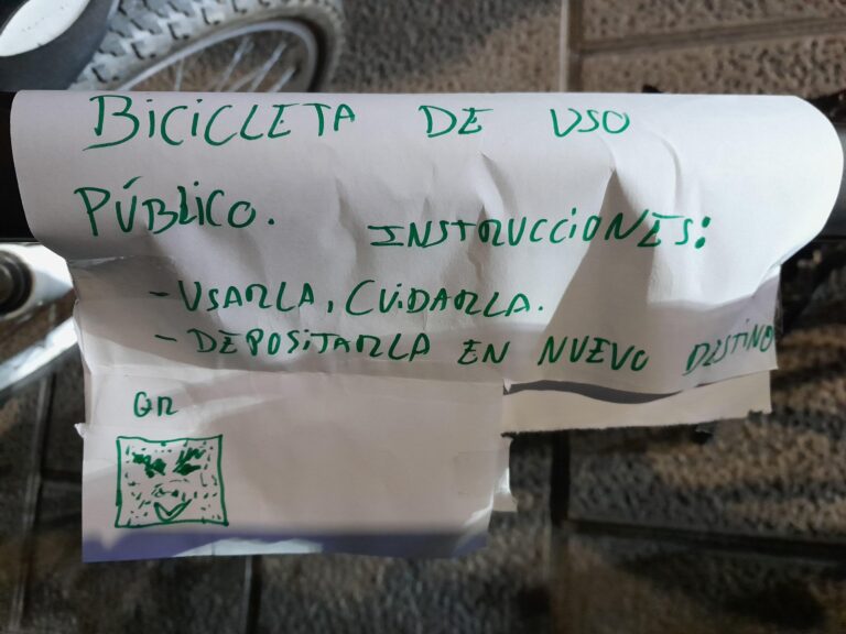 Denunciado por ir en sentido contrario nunha bicicleta cun cartel na man que puña “de uso público”