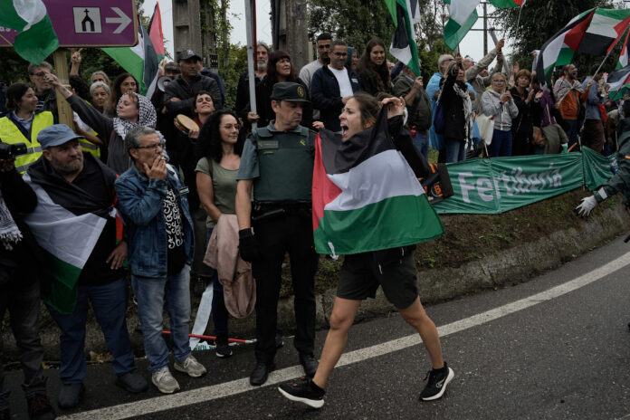 Arquivo - Decenas de persoas durante unha concentración contra a participación de Israel na Volta Ciclista de España, , a 9 de setembro de 2025, en Pontevedra, Galicia.. Adrián Irago - Europa Press - Arquivo