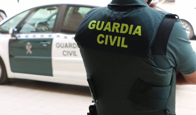 Axentes da Garda Civil auxilian un neno de 2 anos con sintomas de atragoamento