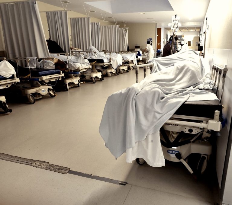 Celadores do HULA denuncian o colapso de Urxencias este luns